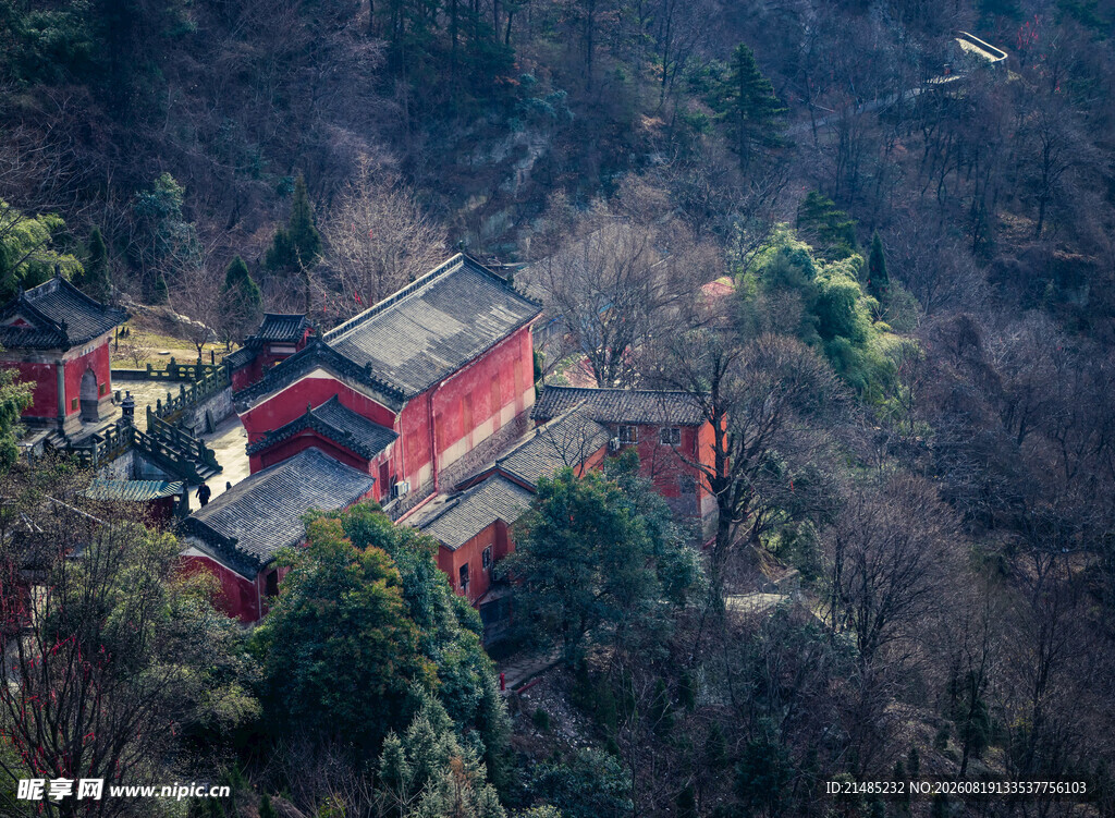 山林中的红顶古建筑群