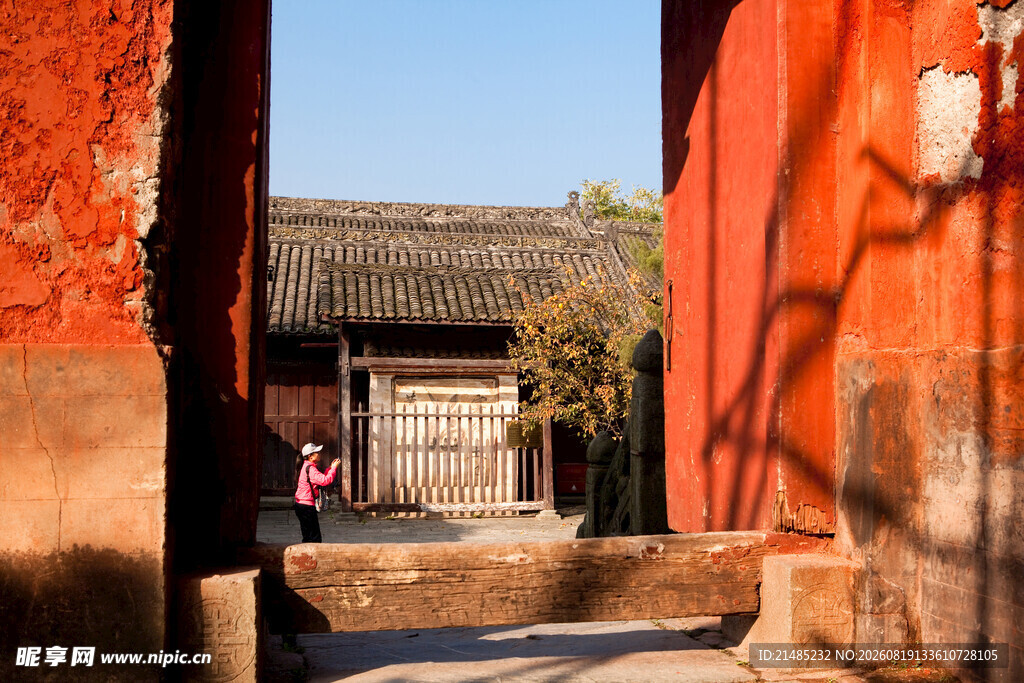 古建红墙下的静谧景象