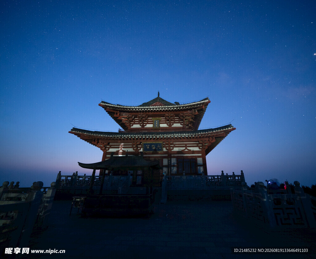夜幕下的中式古建筑