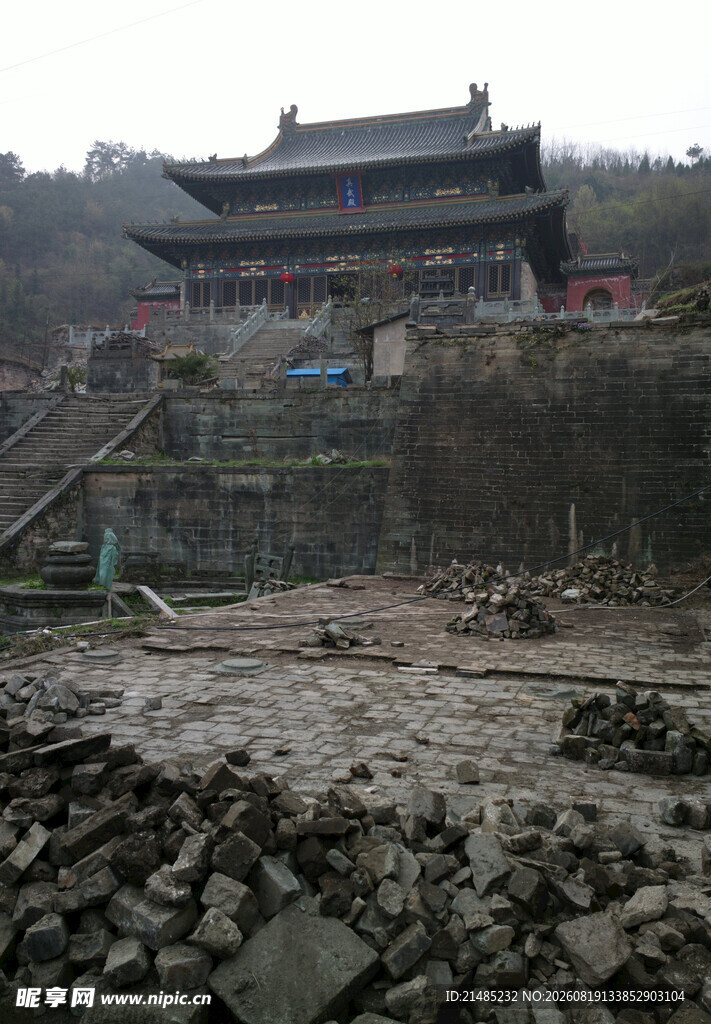 古老城楼旁的碎石场景