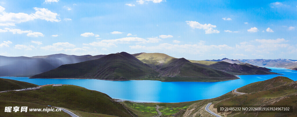 美丽湖景与远山蓝天白云