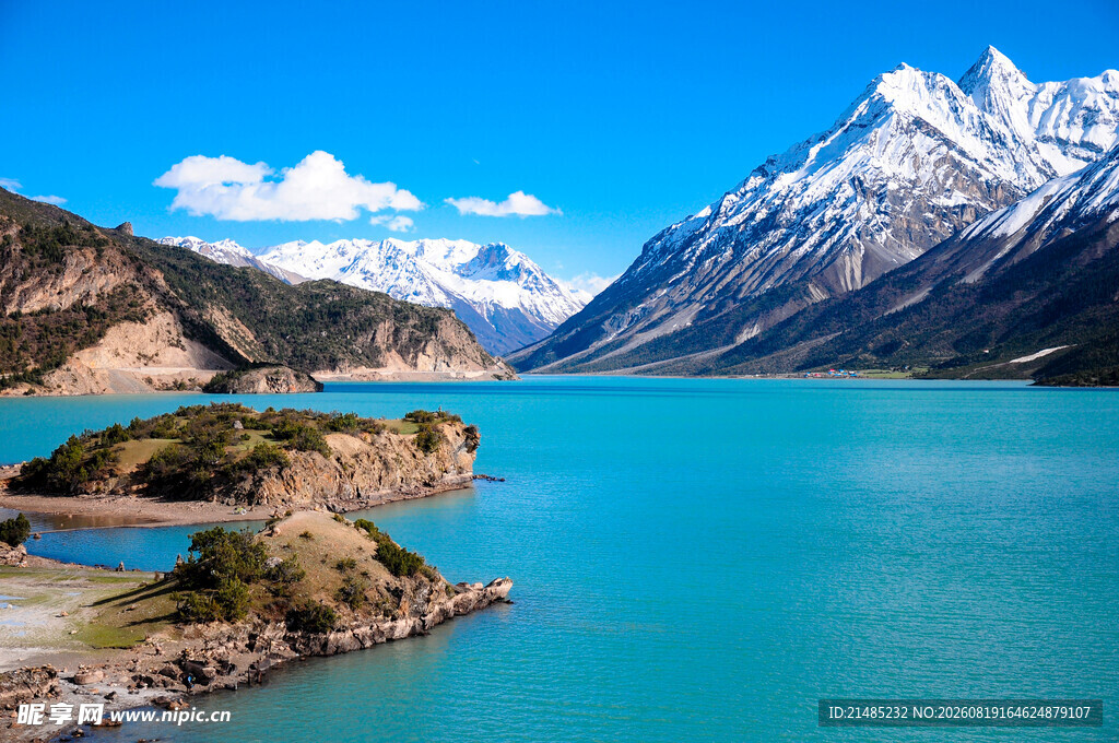 美丽高山湖泊壮丽风光
