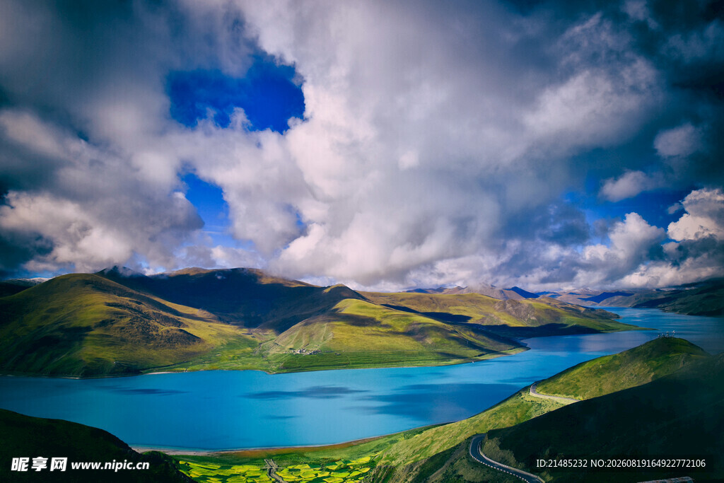 美丽湖山风景如画