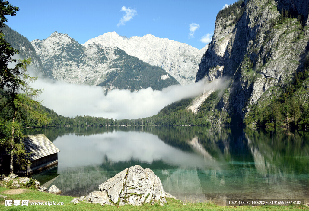 山间湖泊美景