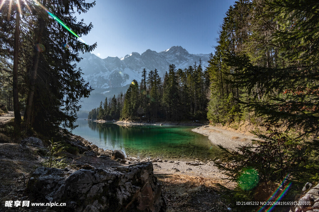 山间幽湖美景