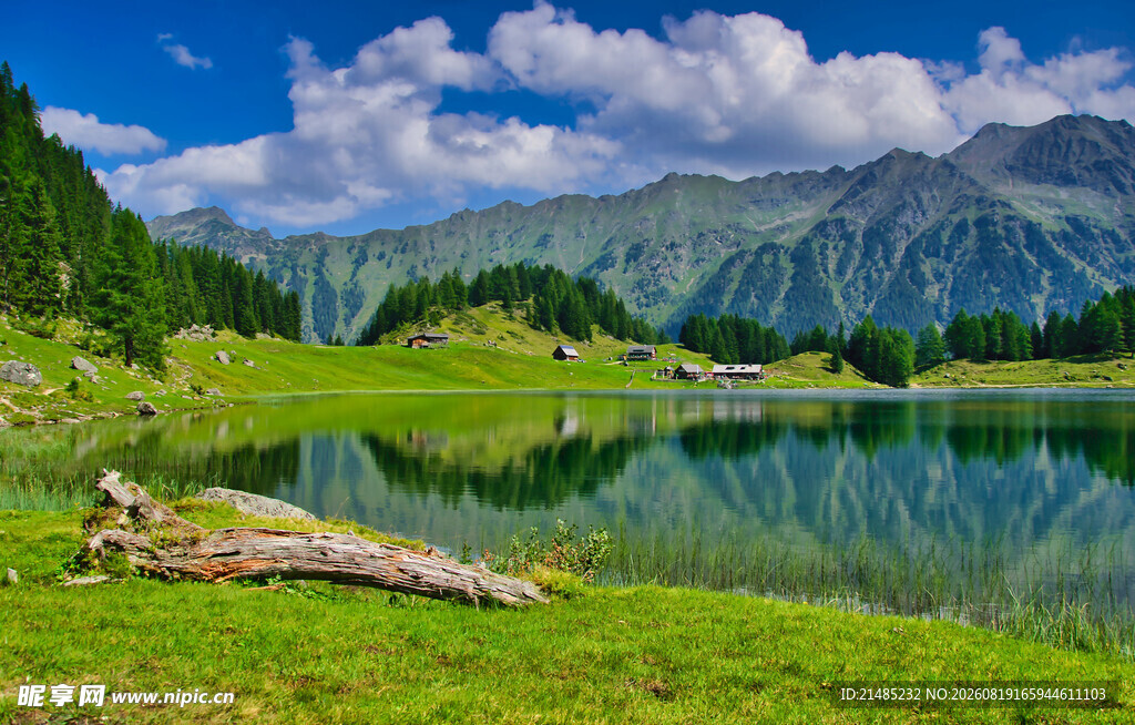 湖畔青山美景如画