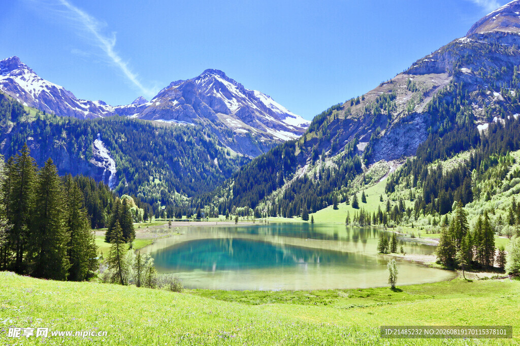 高山湖畔美景