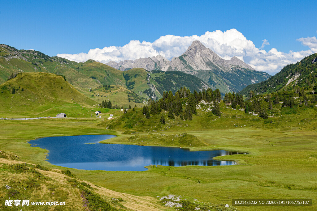 高山湖畔美景