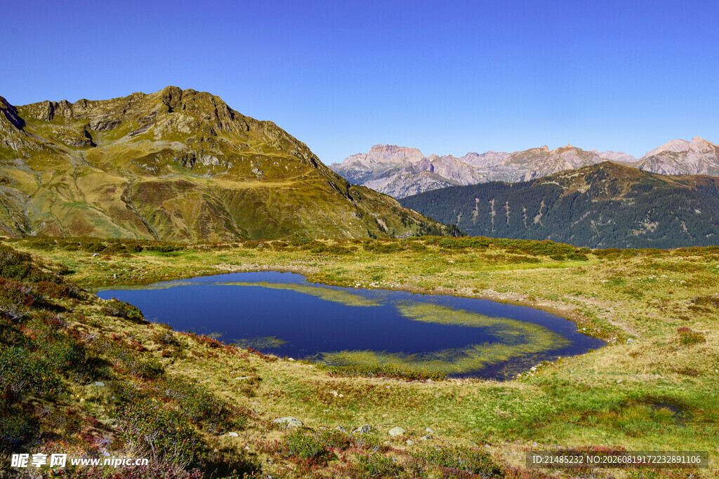 山间静谧蓝湖美景