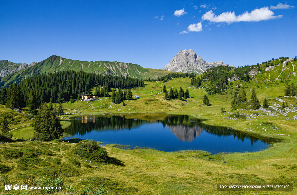 山间湖畔美景