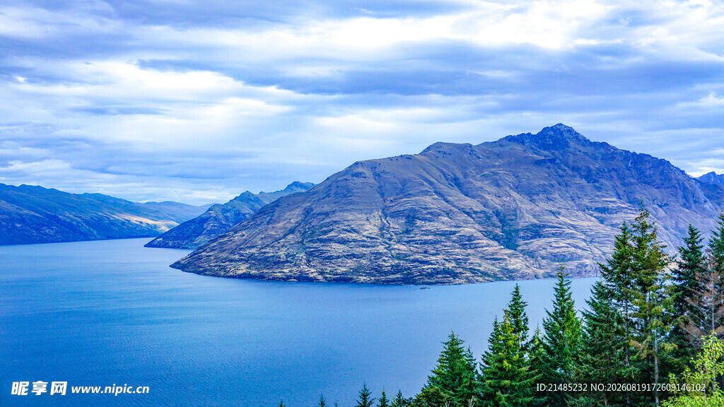 湖畔青山绿树美景