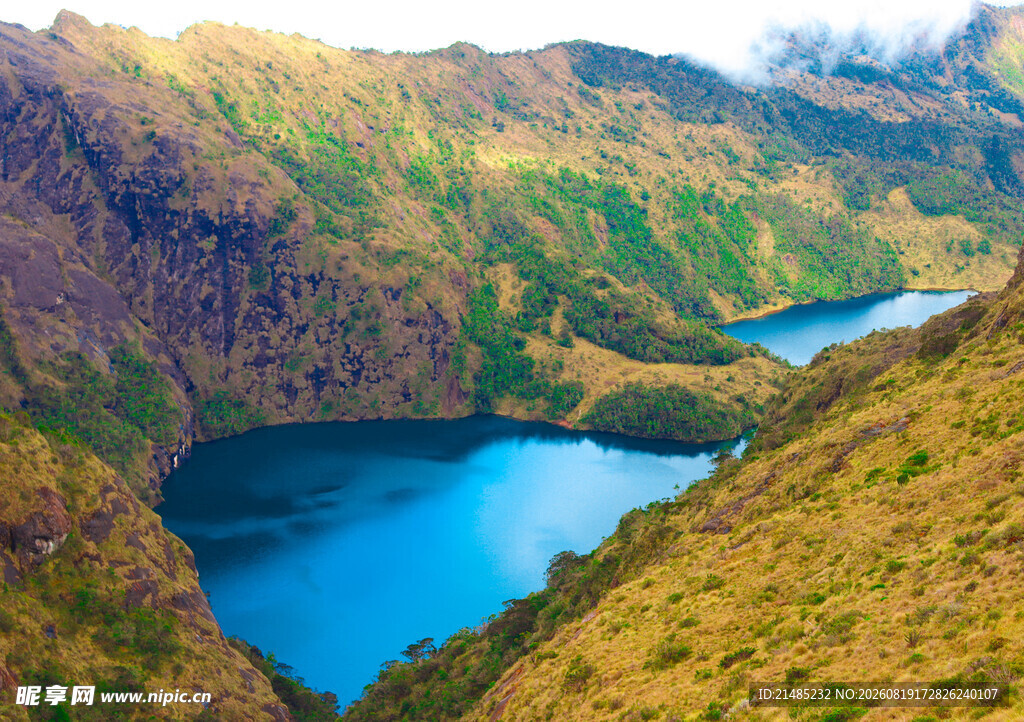 山间蓝湖美景