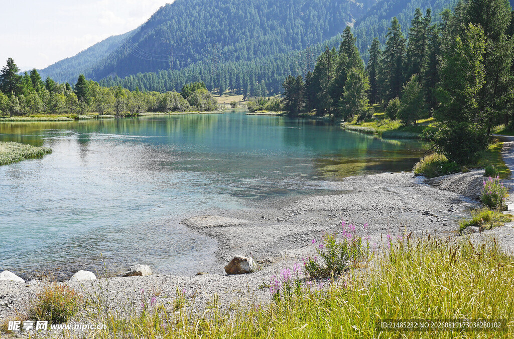 山间清澈湖泊美景