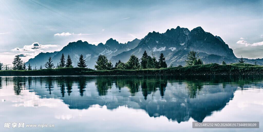 山水倒影的静谧自然美景