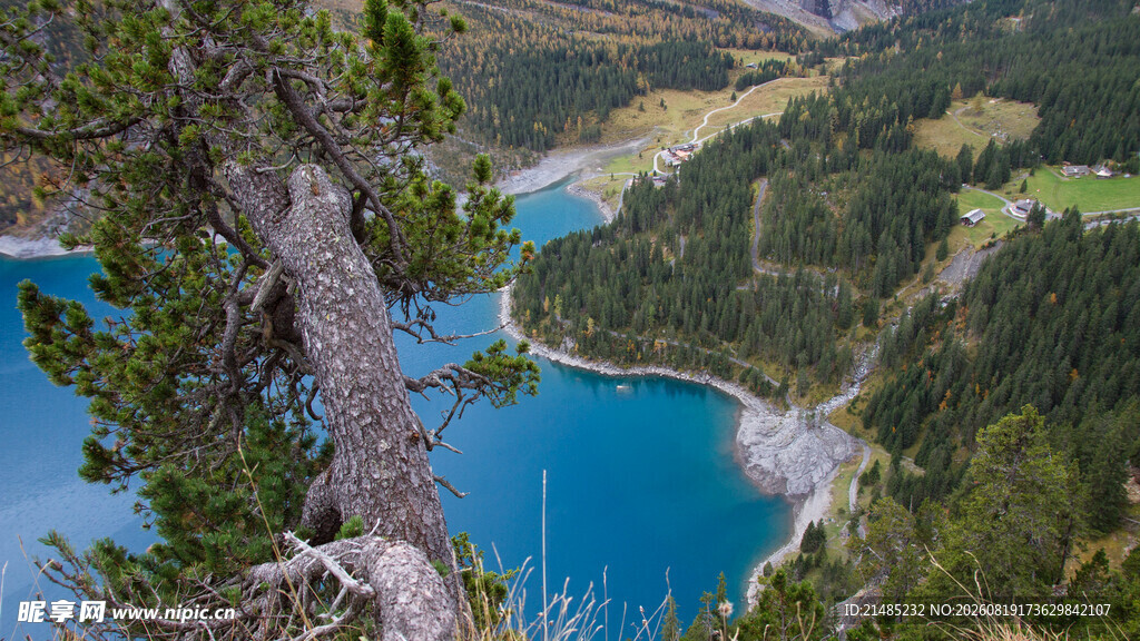高山湖畔美景