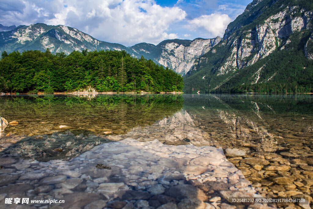 山水相依的静谧湖景