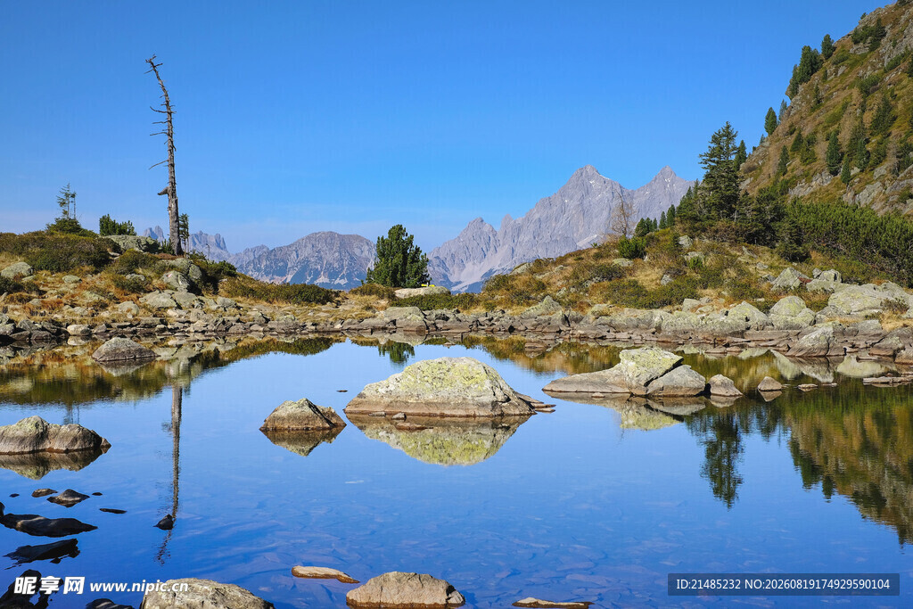 山间静谧湖景