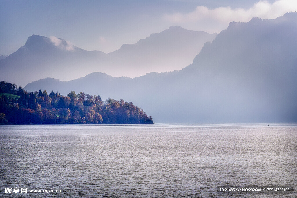 宁静湖景与远山