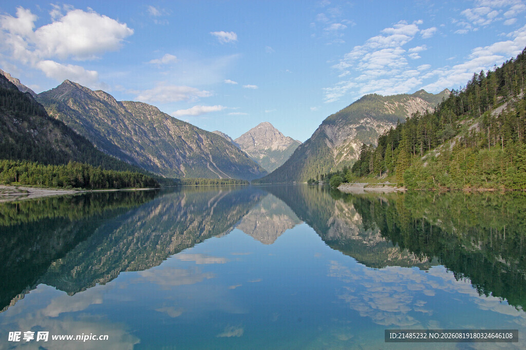 宁静山水湖景倒影如画
