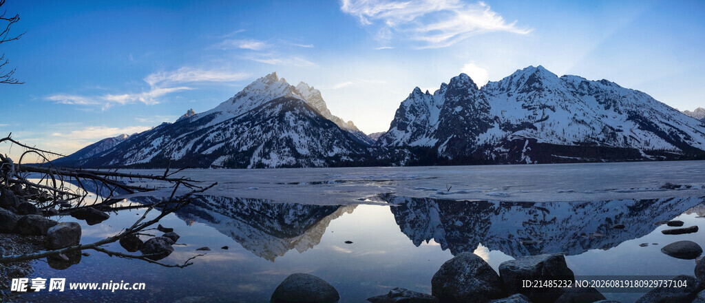 雪山湖泊美景