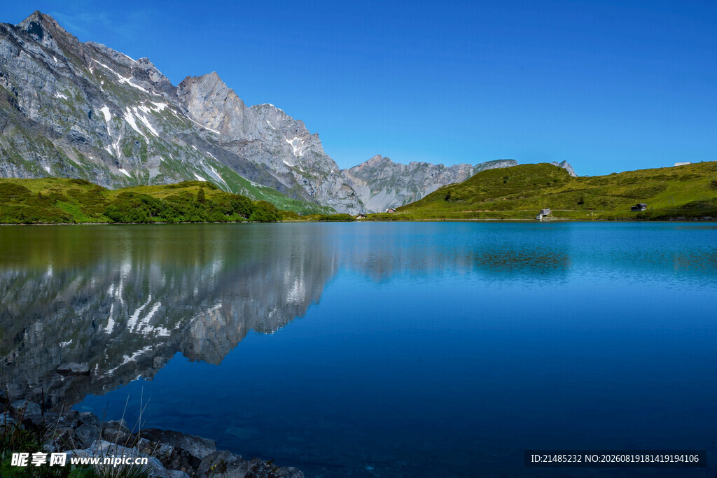 高山湖泊美景如画