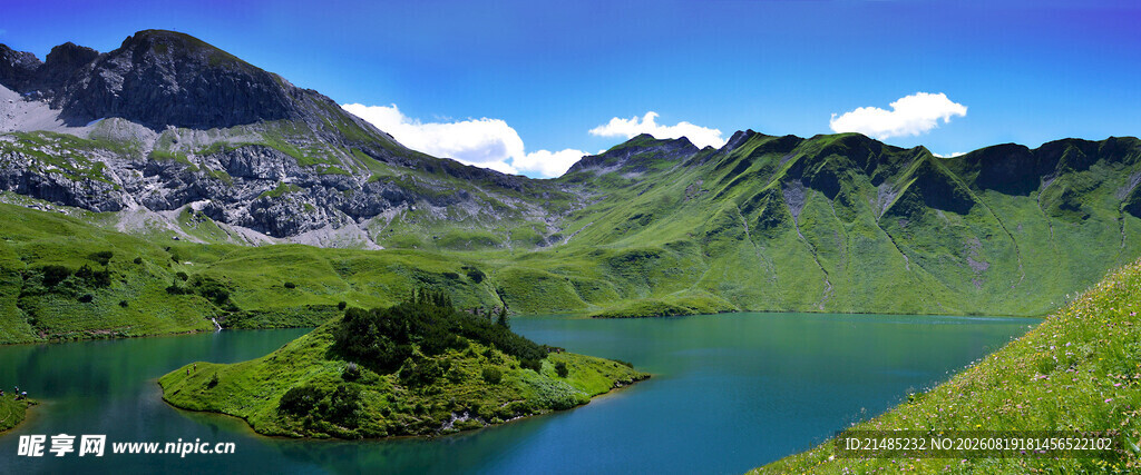 山间碧湖美景