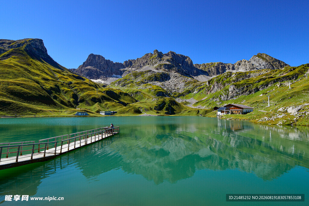 高山湖畔美景