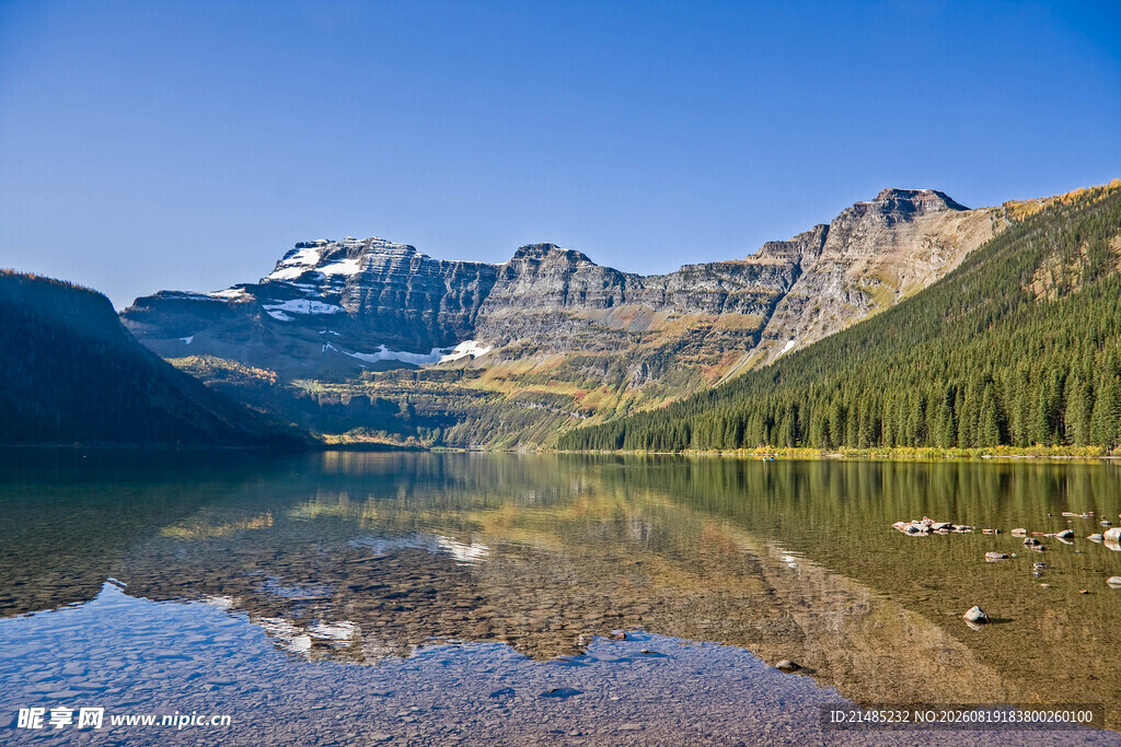 宁静湖景与远处山峦