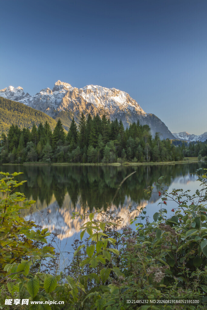 湖畔青山美景