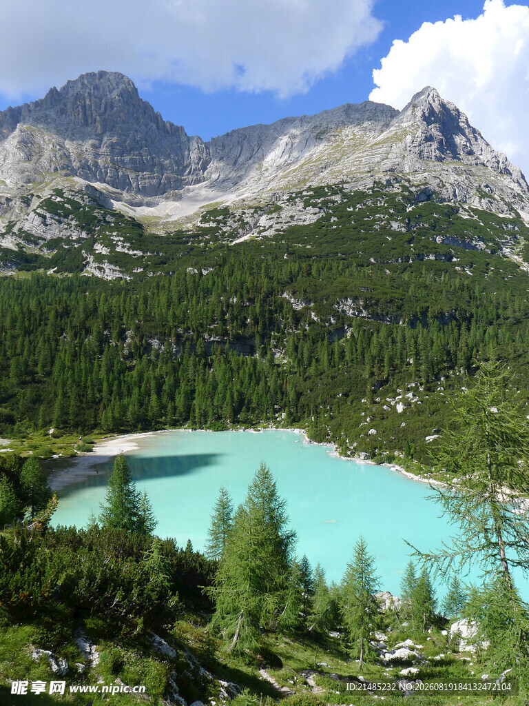 高山环抱的碧湖美景