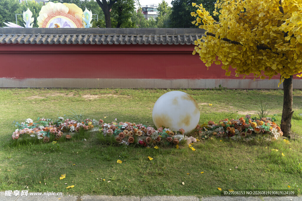 庭院中的球形装饰与花卉