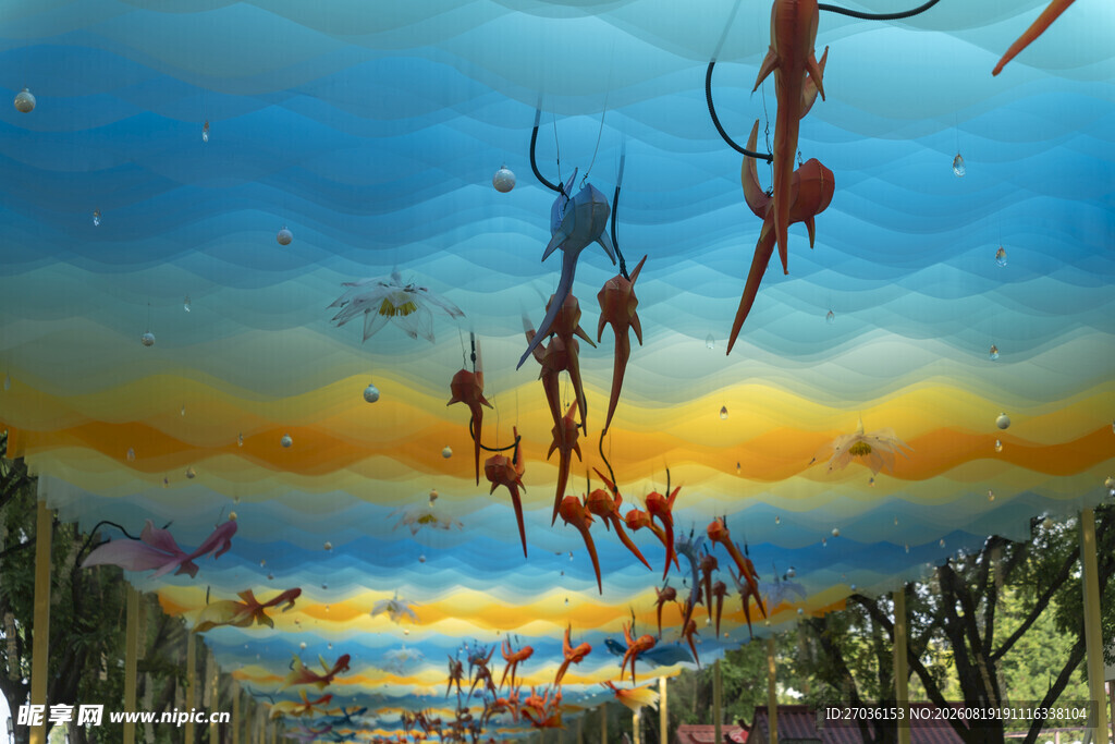 奇幻天空下的神秘生物景观