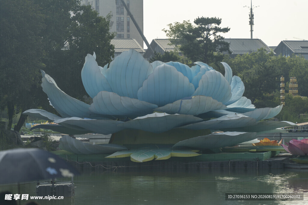水上蓝色巨型莲花雕塑