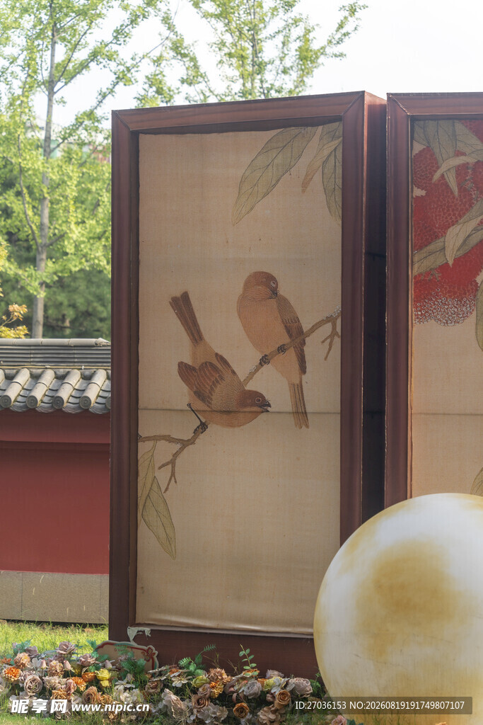 中式花鸟挂画与摆件展示