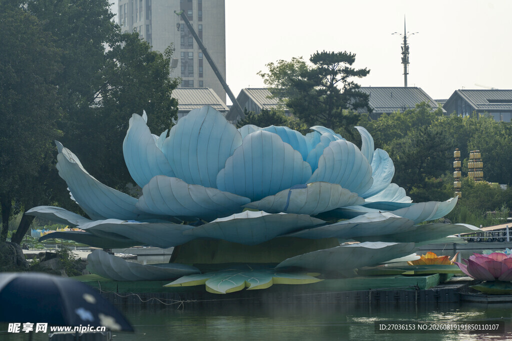 蓝色巨型莲花雕塑于水面