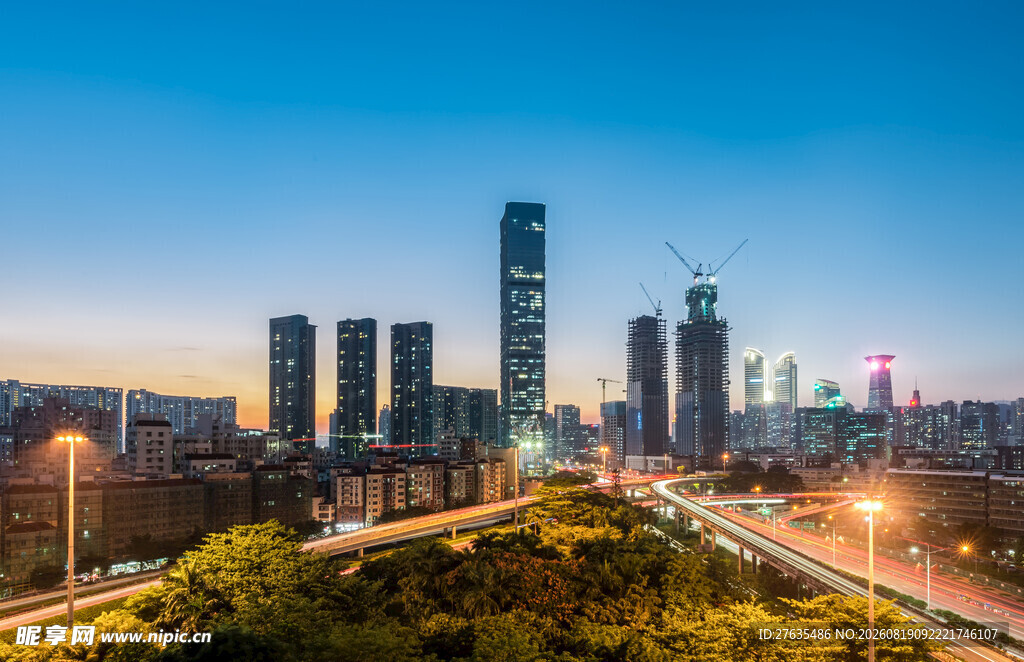 城市璀璨夜景与林立高楼