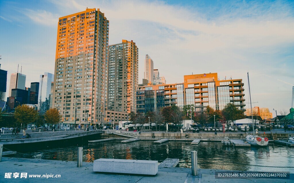 城市河畔的壮丽建筑景观