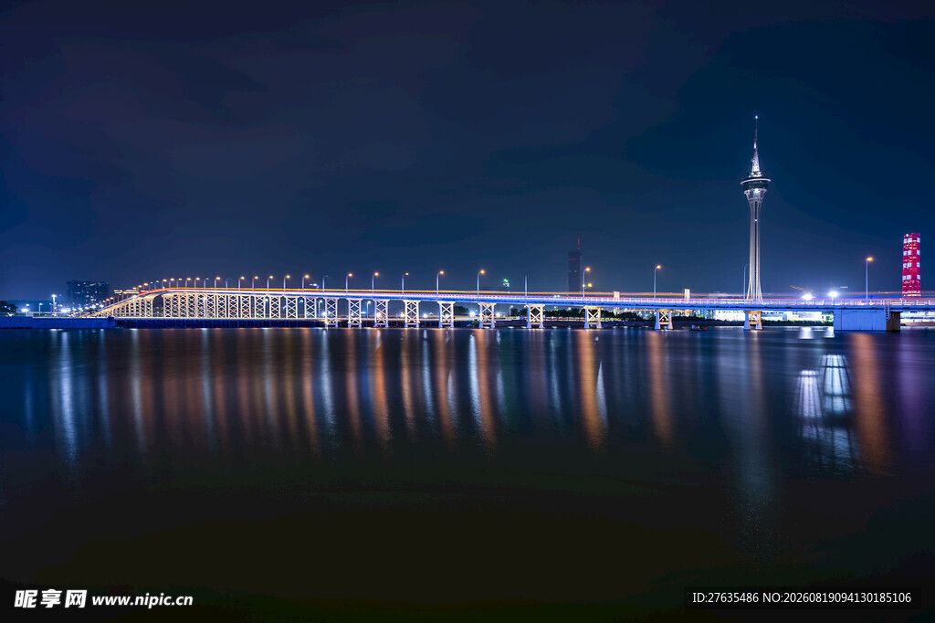 城市桥梁夜景绚丽倒影