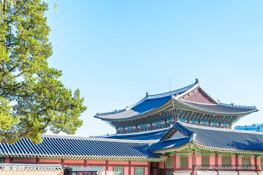 中式古建筑蓝天绿树相映