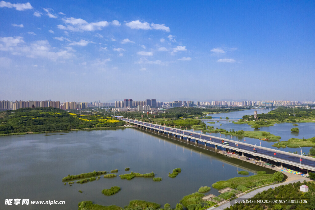 城市河畔风光