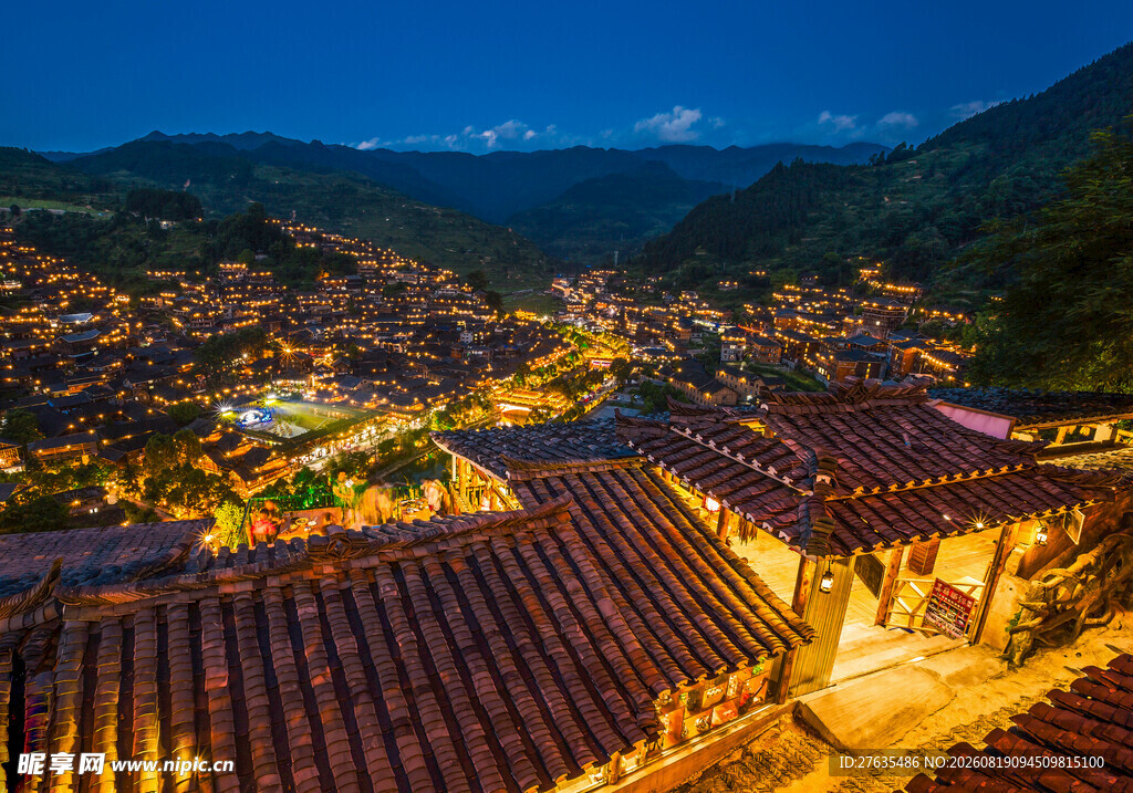 山村夜景屋顶灯火璀璨