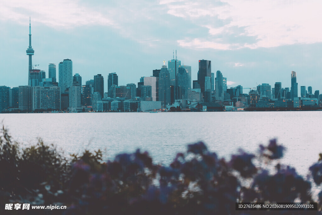 湖畔都市天际线景观