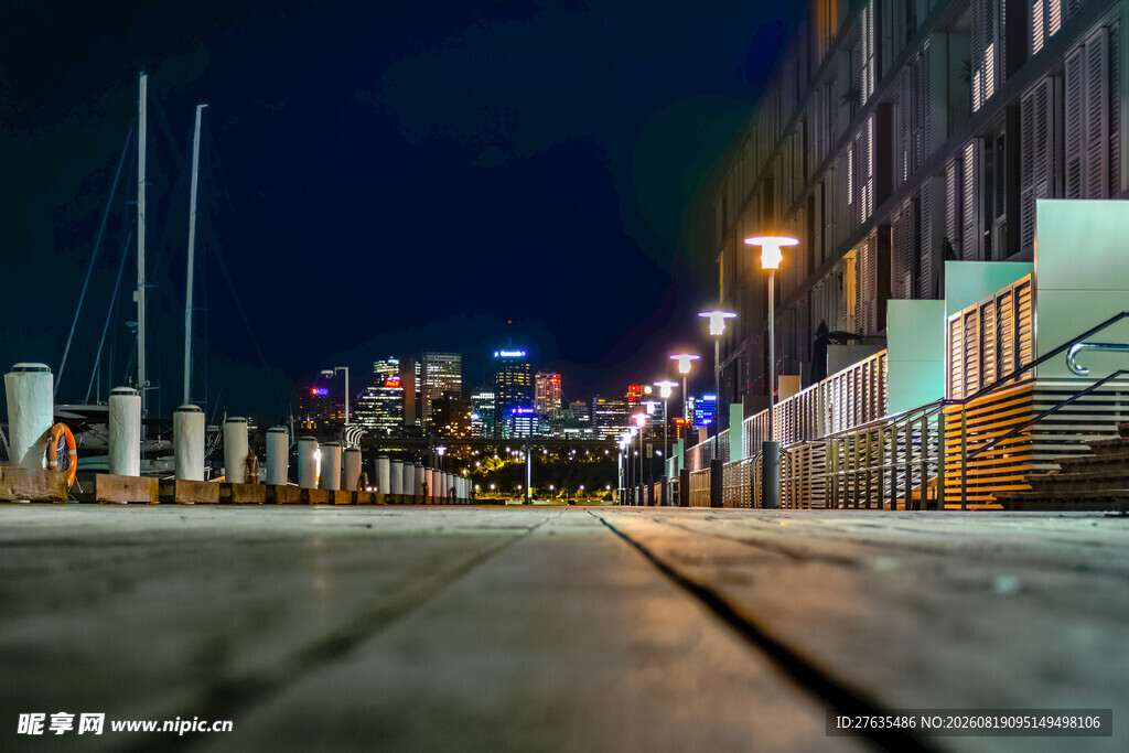 夜晚城市街道的静谧景象