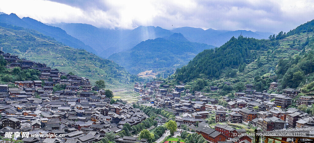 山间村落全景