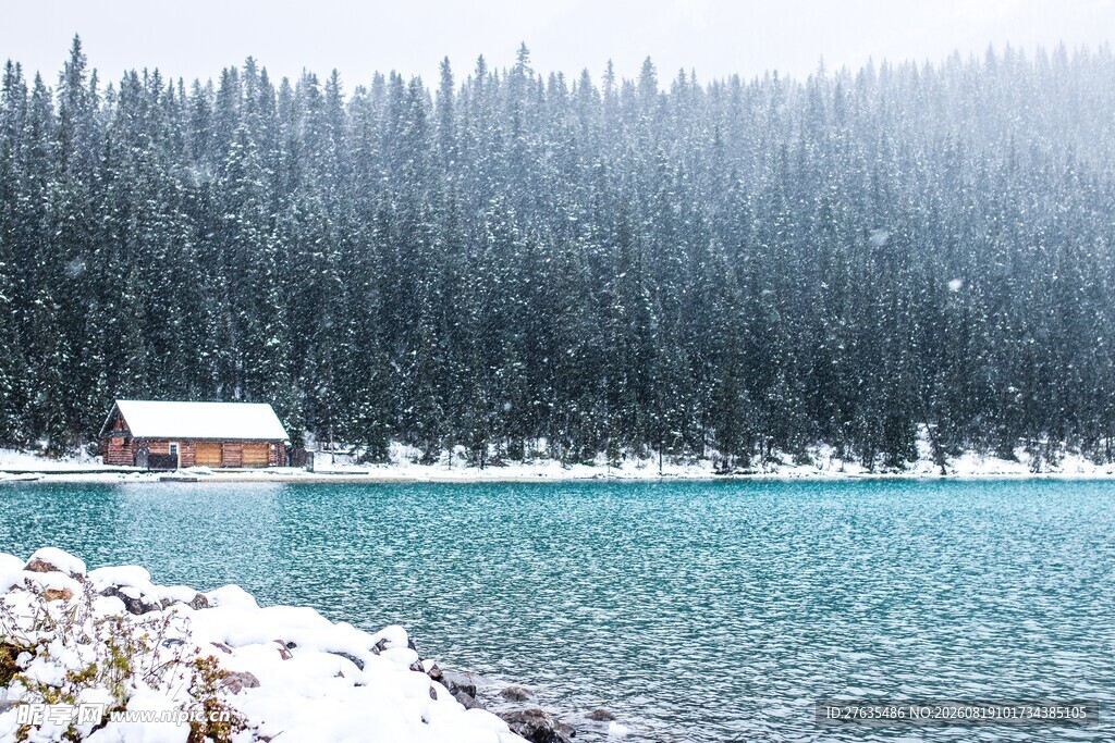 雪覆湖畔小屋的静谧美景