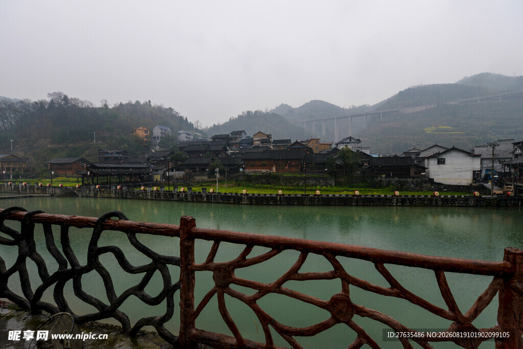 烟雨江畔古朴村落景致
