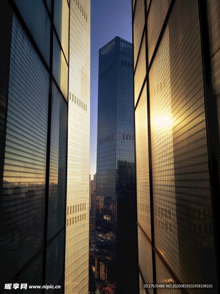 夕阳下的都市高楼景观