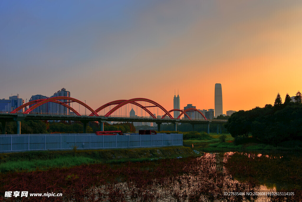 城市河畔夕阳下的拱桥美景