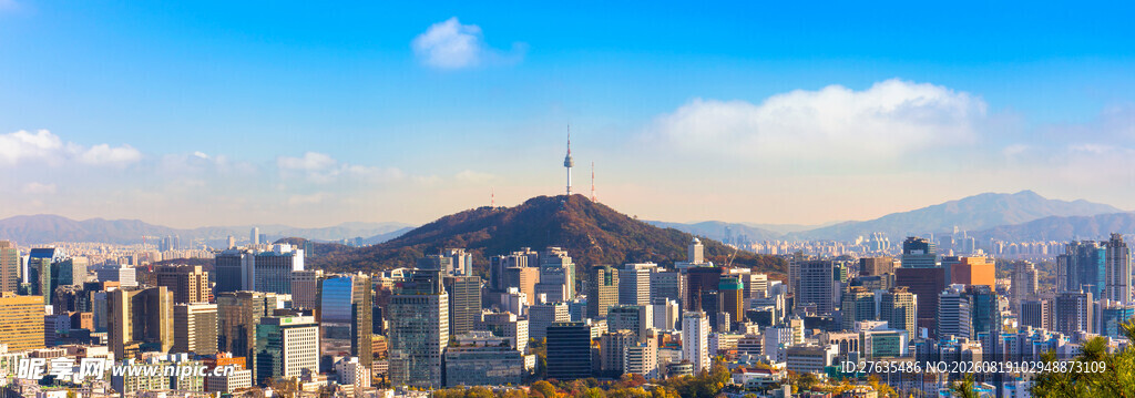城市天际线与远处山峦景观