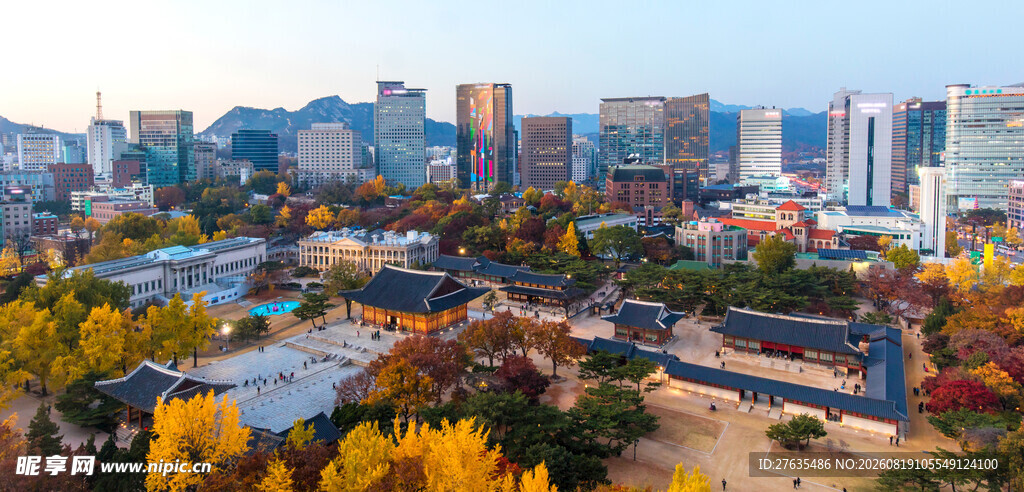 秋日城市景观俯瞰